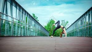 利拉德因静脉血栓伤势退役，雄鹿季后赛前景堪忧