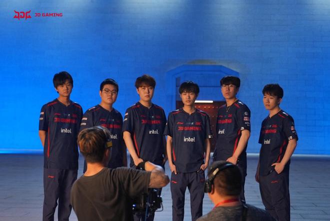 她以优异的 她以优异的